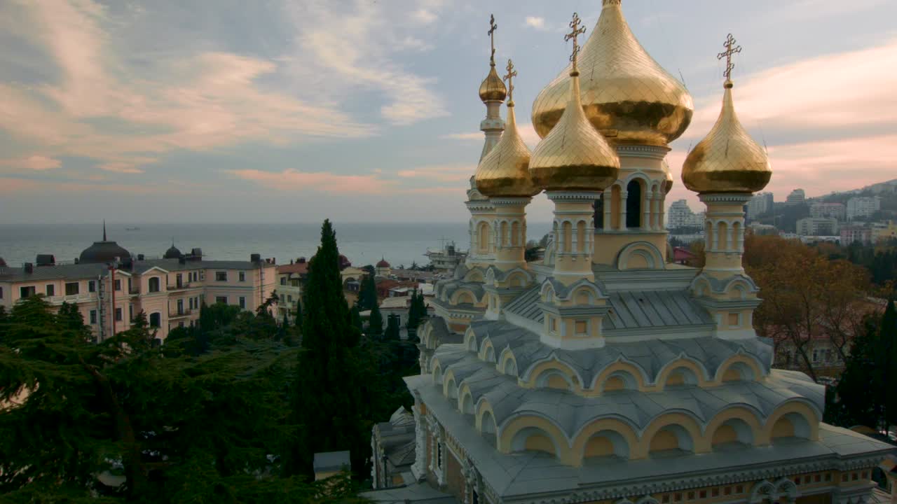 iglesia de cúpula dorada con vista al paisaje de la ciudad