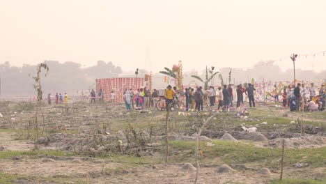 la multitud india va para el chhath pooja