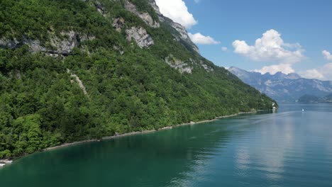 Belleza-Escénica-De-Montañas-Y-Cielos-En-El-Lago-Walensee,-Suiza