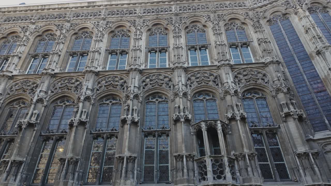 겐트 시청의 아름다운 외관은 장식된 전면과 역사적인 고 건축물을 보여줍니다.