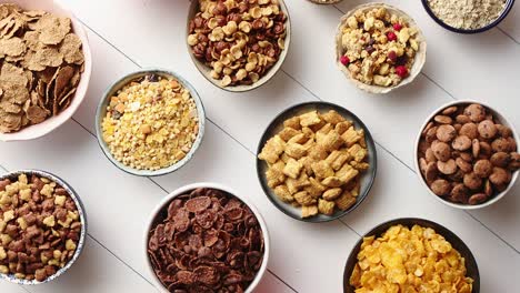 surtido de diferentes tipos de cereales colocados en cuencos de cerámica sobre la mesa