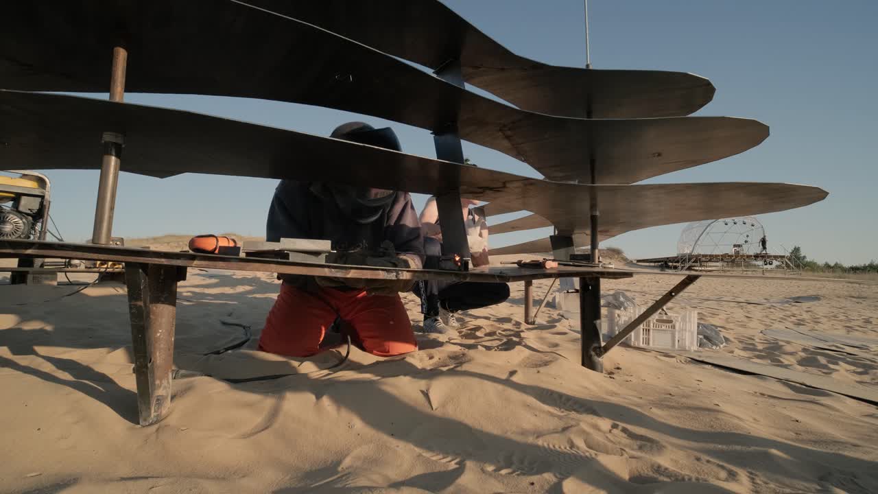 콘서트를 위해 무대를 세우고