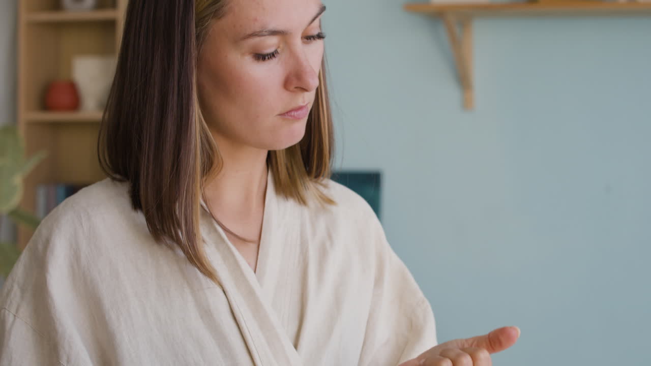 mujer que aplica el producto para el cuidado de la piel