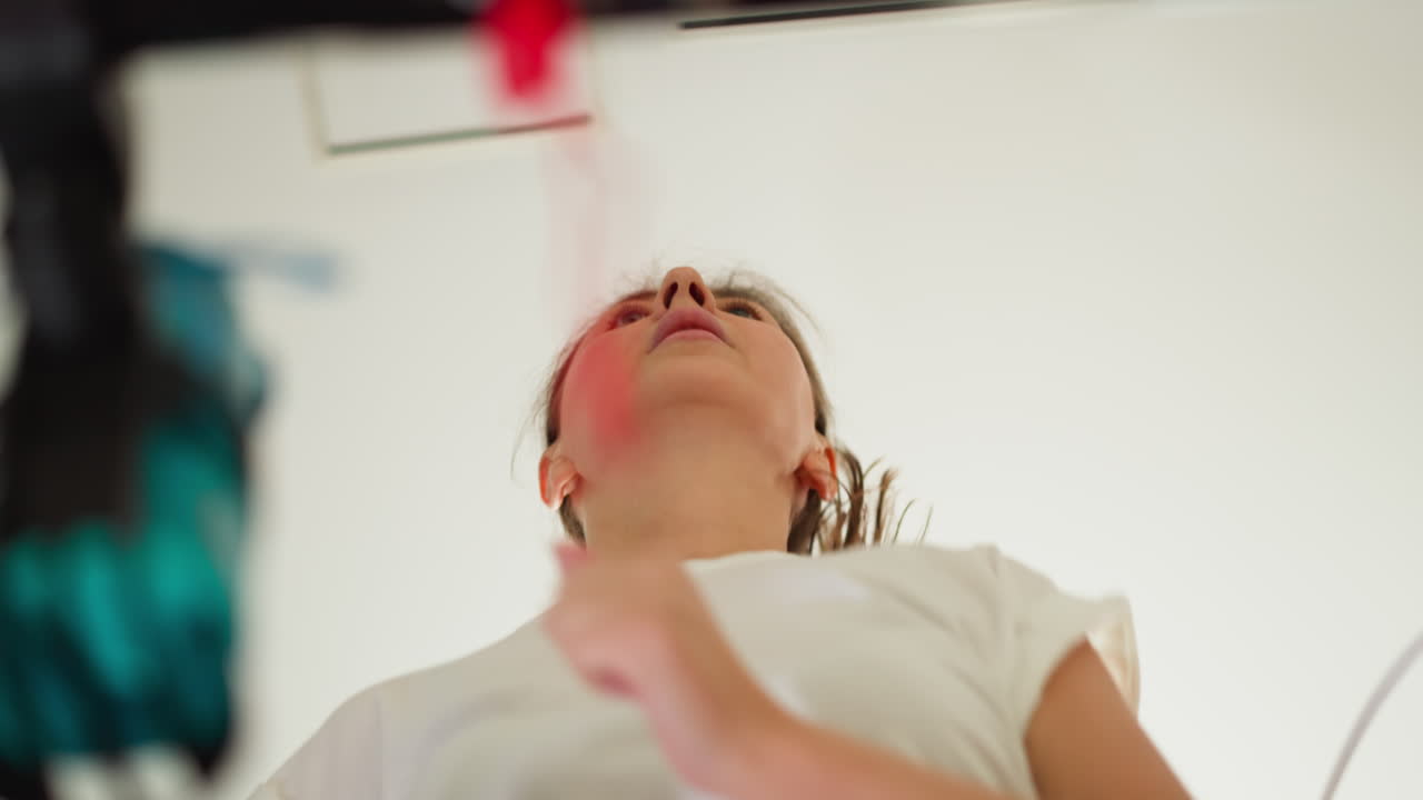 mujer deportista corre en la máquina de entrenamiento en el gimnasio. mujer concentrada en trenes superiores en la cinta de correr en el club deportivo tiro de bajo ángulo. ejercicio regular
