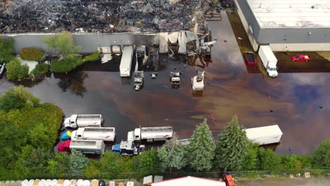 Devastación-Y-Desastre-Ya-Que-El-Agua-De-La-Inundación-Casi-Cubre-Los-Vehículos-Y-Las-Secuelas-Del-Incendio.