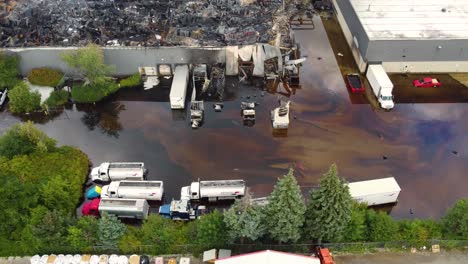 devastación y desastre ya que el agua de la inundación casi cubre los vehículos y las secuelas del incendio