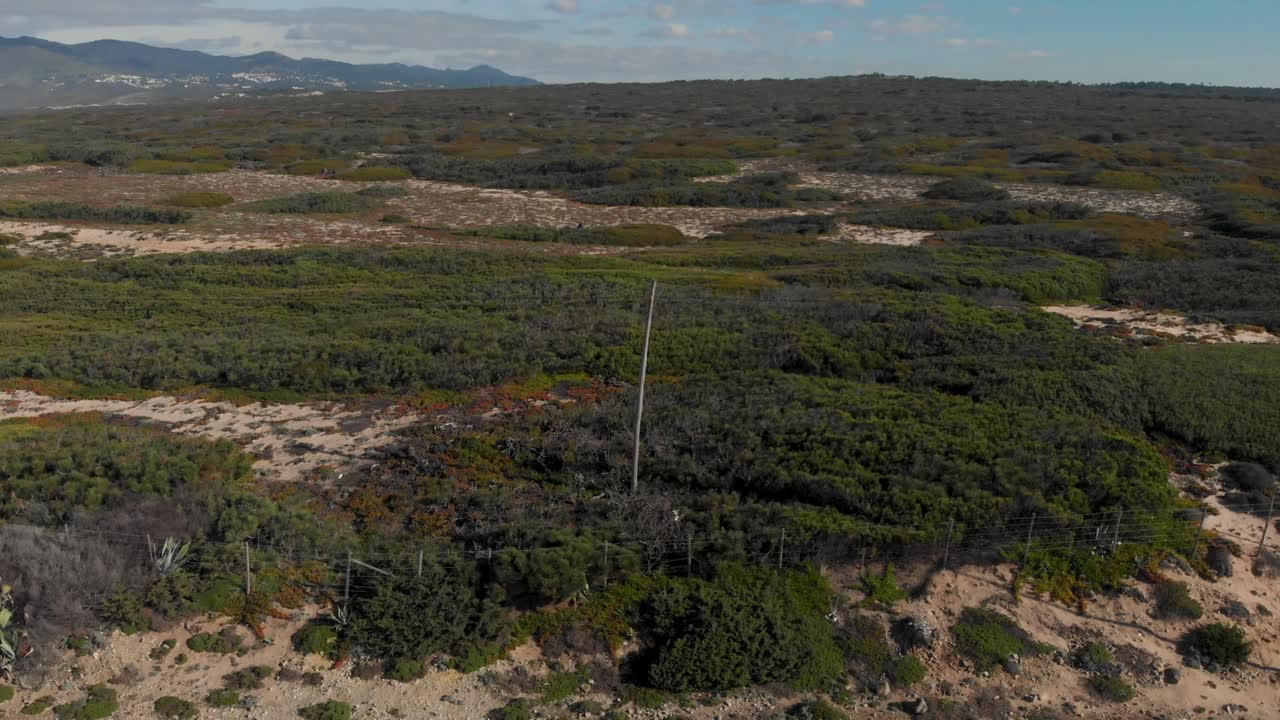 신트라 절벽을 배경으로 한 긴초의 녹지를 향한 공중 전망