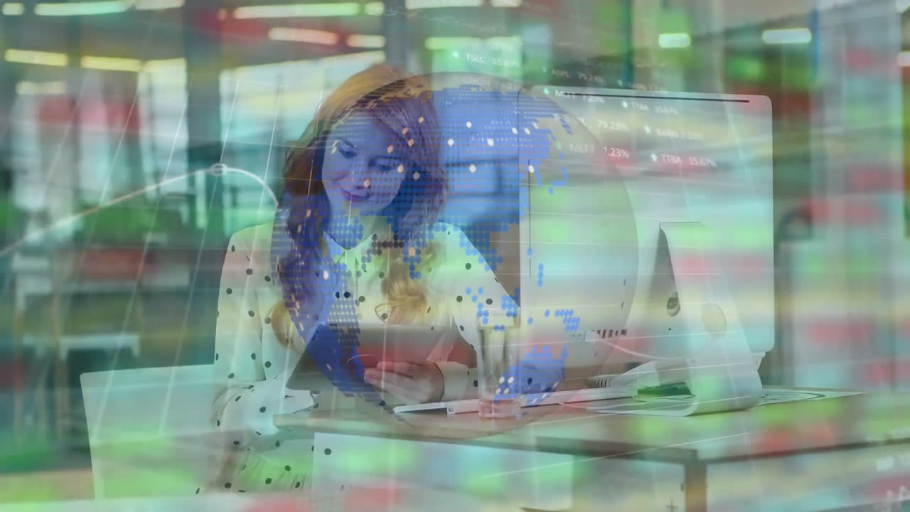 animación del procesamiento de datos financieros y el globo sobre la mujer de negocios que utiliza la tableta.