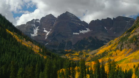 Maroon-Bells-Pyramid-Peak-Aspen-Snowmass-Colorado-Wildnis-Unglaublich-Atemberaubende-Filmische-Luftdrohne-Herbst-Herbstfarben-Schneebedeckte-Rocky-Mountains-Gipfel-Morgen-Rückwärtsbewegung