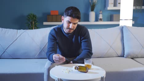 deprimido y agotado, el joven se suicida.