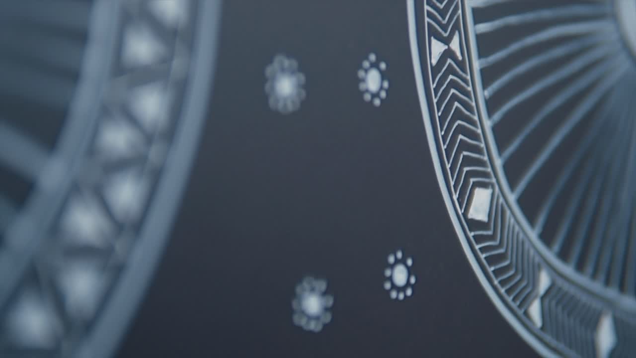 추상 장식 손으로 그린 장식 만다라 예술, 어두운 배경에 흰색 페인트