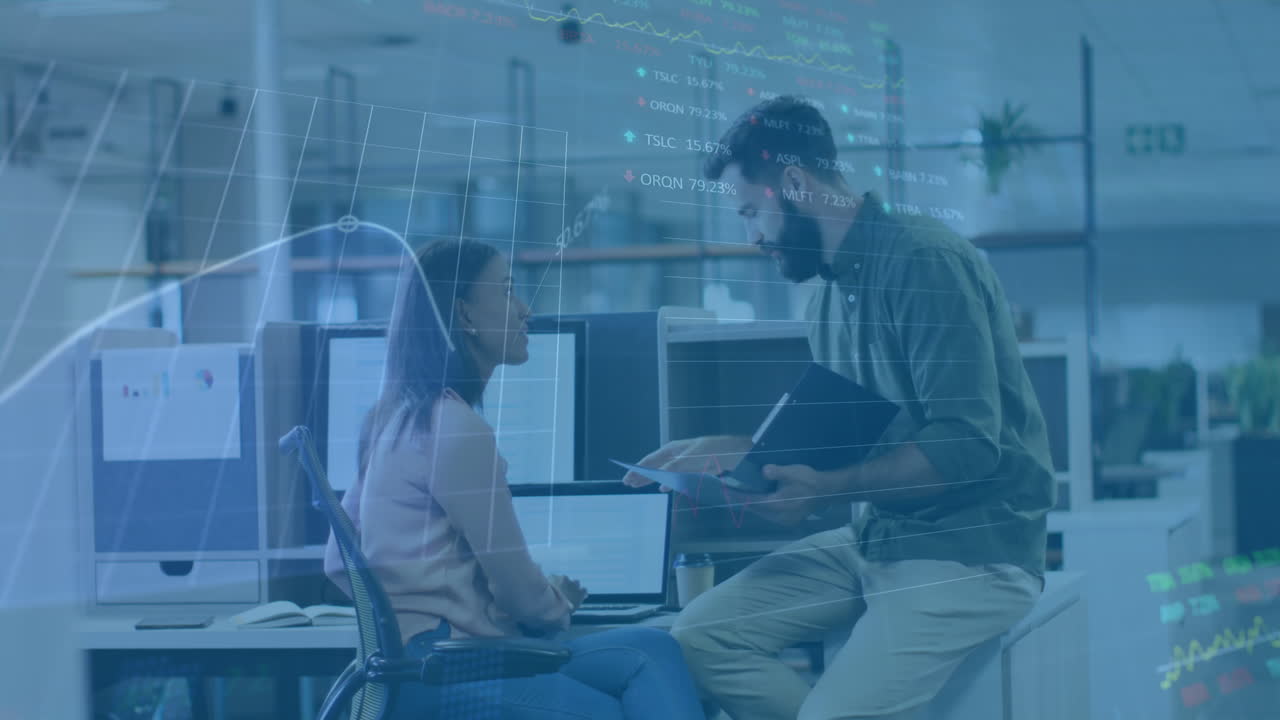 animación de la red de conexiones con iconos sobre empresario caucásico usando un teléfono inteligente