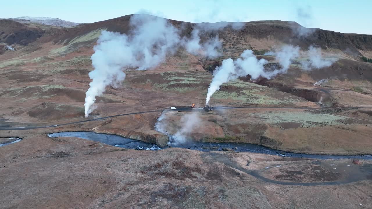 manantiales termales junto a la ciudad de hveragerdi en el sur de islandia - toma aérea de drones