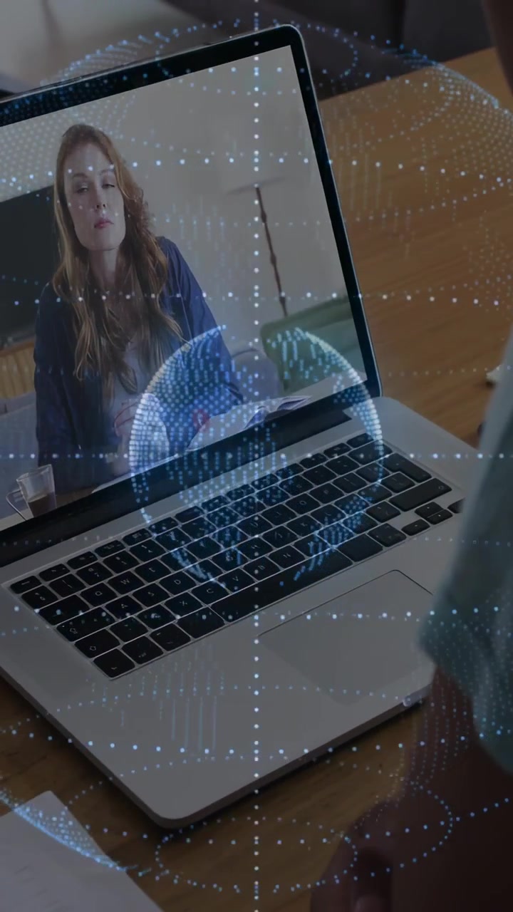 Vertikal video: Kvinde på laptopskærm taler, mens et interviewopkald starter med et globus-overlay.