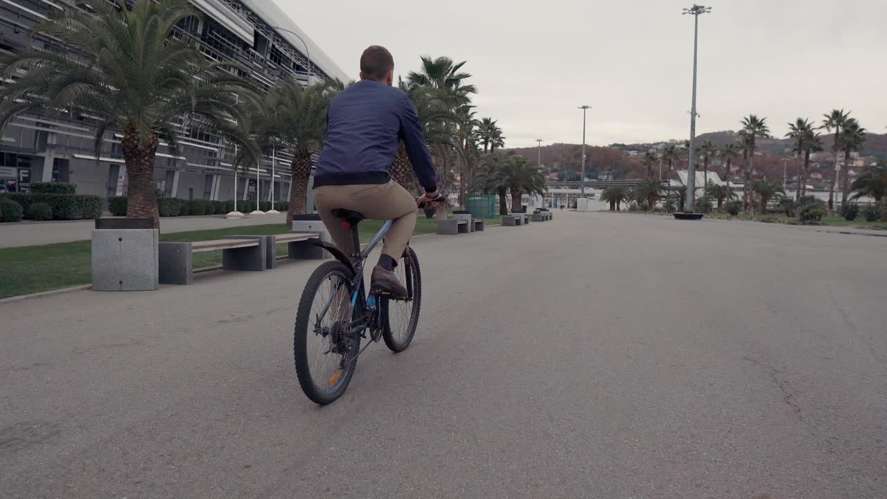 도시 공원에서 자전거를 타고 있는 남자