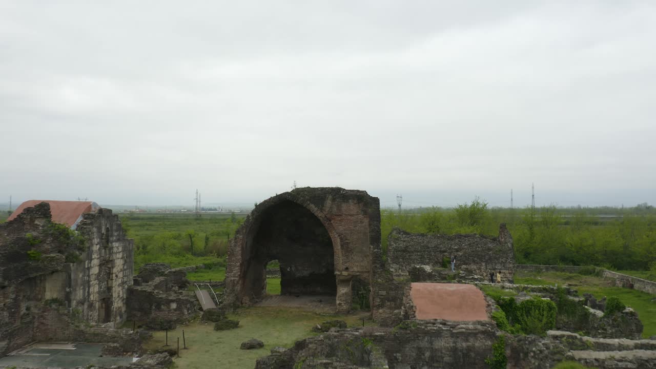 조지아 쿠타이시 에 있는 게구티 궁전 위 에 드론 비행