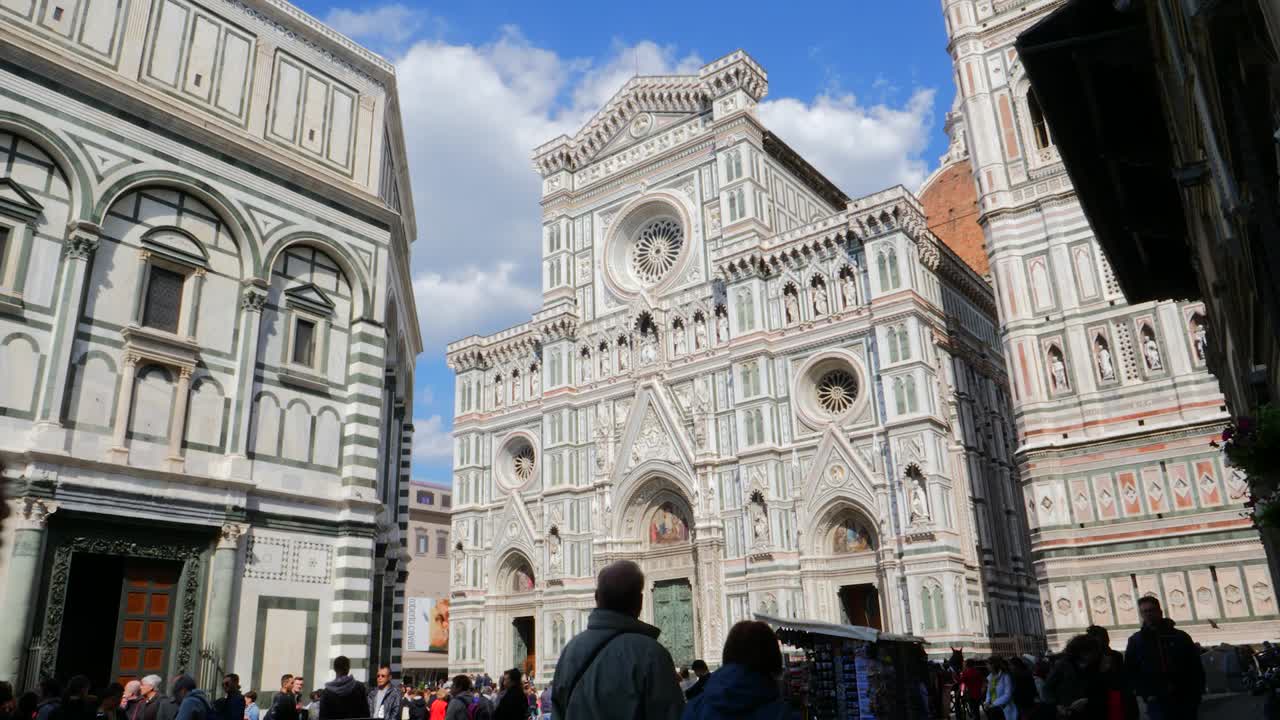 피렌체 대성당 외부의 silhouetted 군중