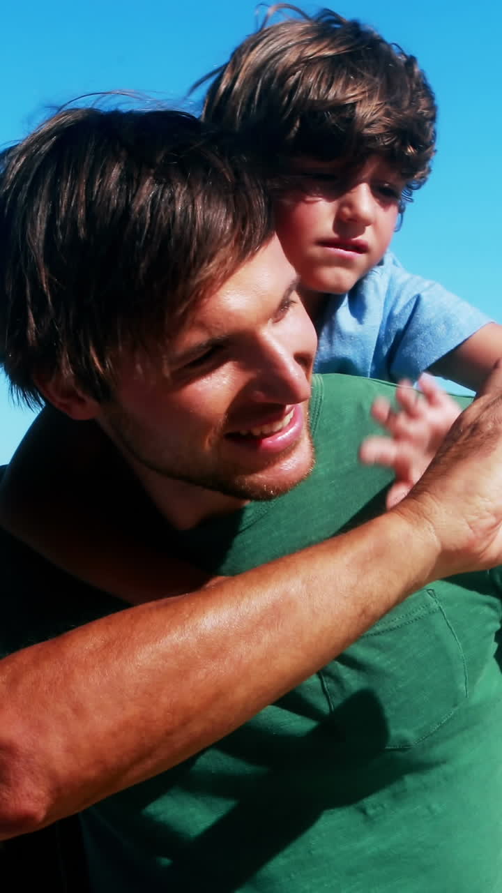animación de diversos iconos sobre abuelo caucásico, padre e hijo tomando selfies en la playa