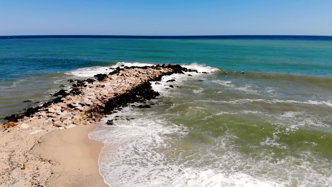 vista aérea del muelle de piedra en la playa del mar