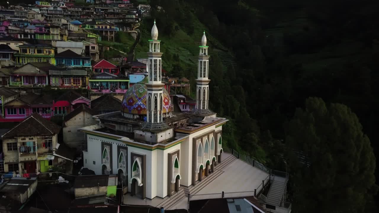 Ripresa con drone della famosa Moschea Masjid Baituttaqwa circondata da natura verde e edifici colorati sull'isola di Giava, Indonesia