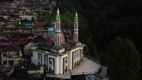 fotografía de avión no tripulado de la famosa mezquita de baituttaqwa rodeada de naturaleza verde y edificios coloridos en la isla de java, indonesia