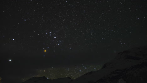 尼泊爾曼南山脈上空非常清晰的銀河系的夜間時間延遲