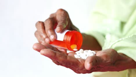 persona de edad avanzada que toma medicamentos
