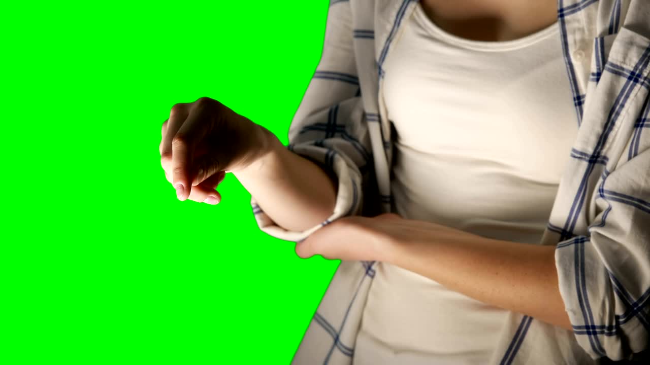 sección media de la mujer usando una pantalla invisible