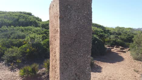 una antigua piedra romana con escritura en ella en tipaza _ argelia