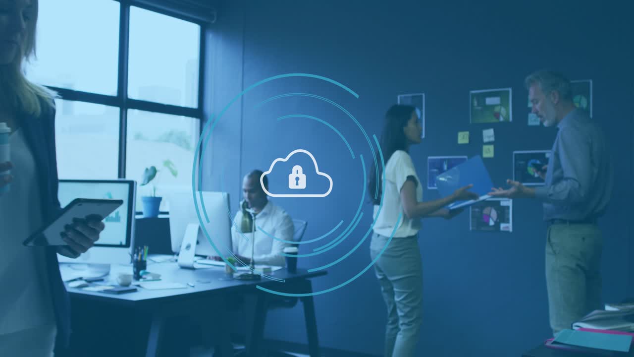 Una donna leader consegna una cartella blu a un collega, mentre una sovrapposizione di blocco cloud si attiva sull'ufficio per le attività aziendali.