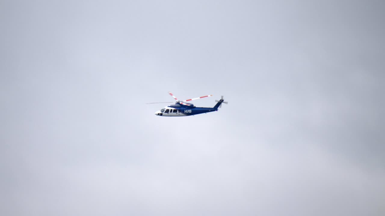 헬리터는 구름이 많은 하늘 배경 트랙과 함께 실시간으로 날고 있습니다.