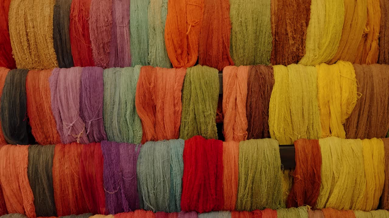 Barisan benang yang diwarnai dengan tangan digunakan untuk tenun tradisional Guatemala