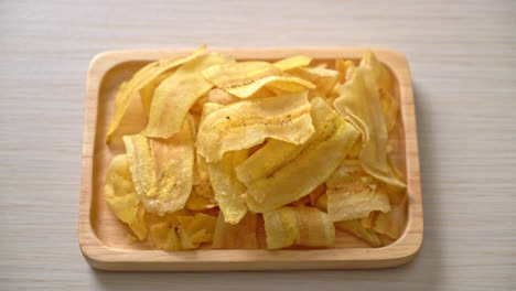 chips de plátano crujientes - plátano en rodajas frito o al horno