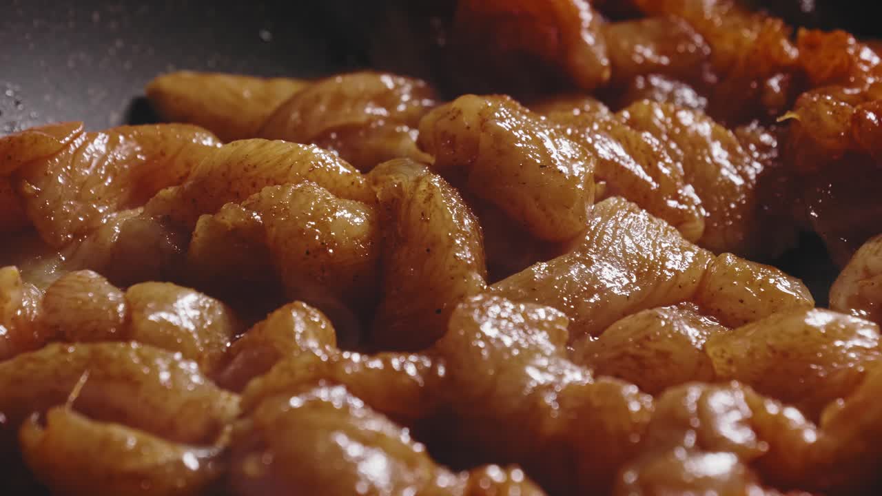 뜨거운 프라이팬에 양념한 닭가슴살 요리