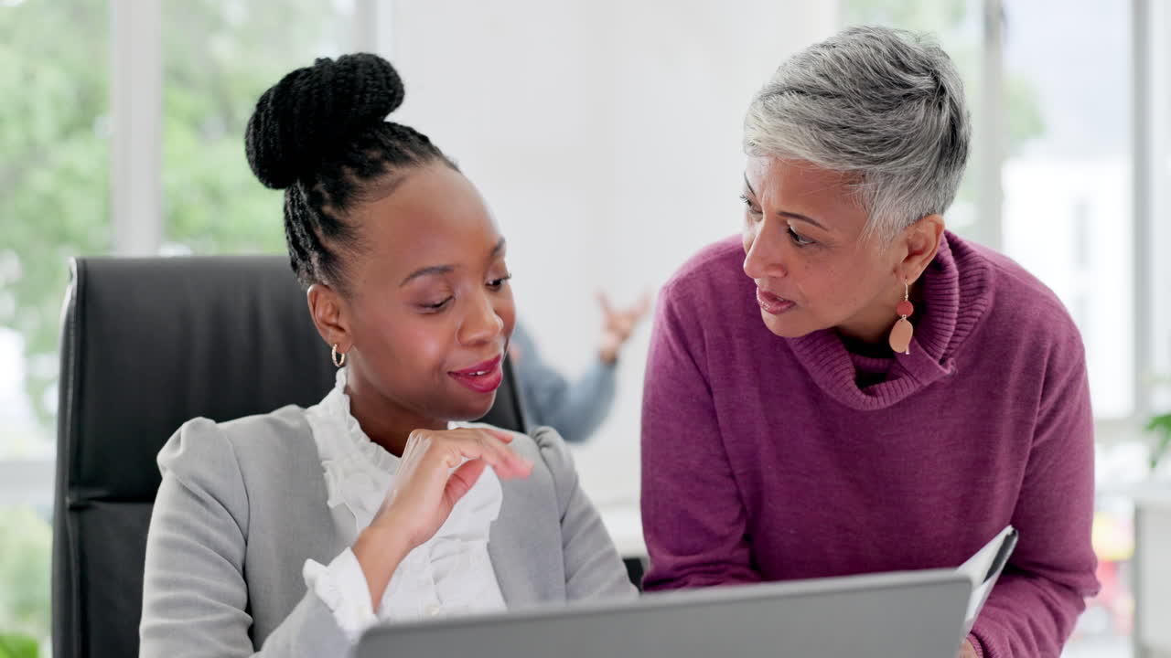 Laptop, aiuto e senior manager che parla