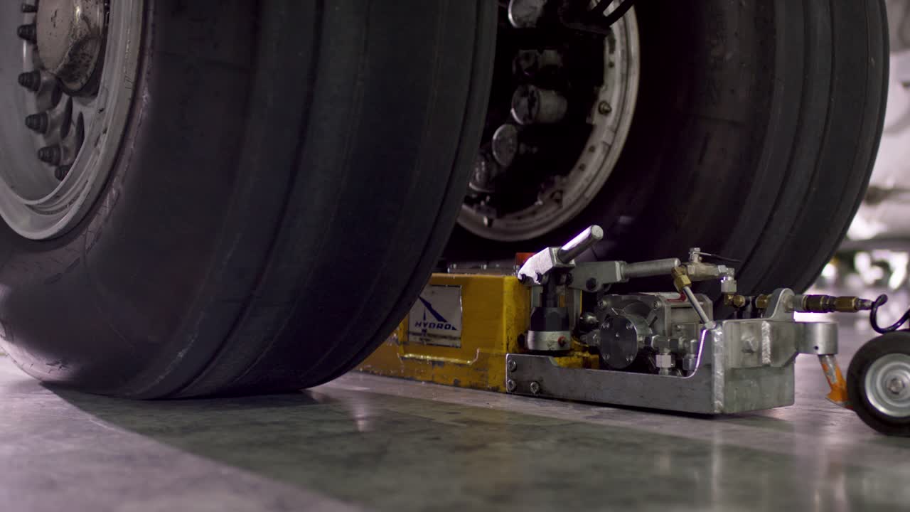 neumáticos de avión y equipos de apoyo