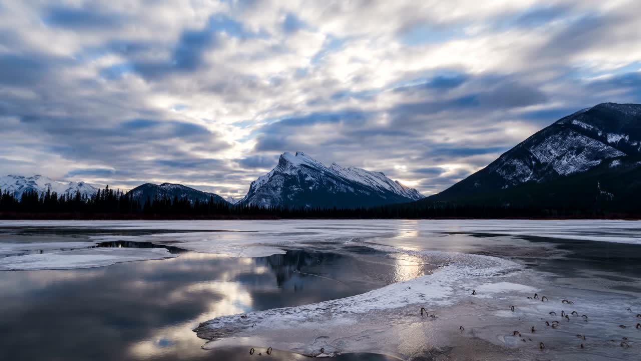 los lagos vermillones, el paisaje nublado de la mañana.
