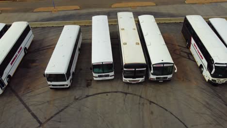 vista aérea de aviones no tripulados autobuses estacionados blancos