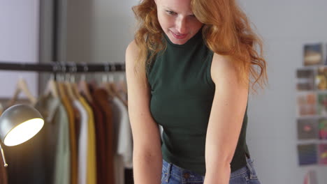 diseñadora de ropa femenina trabajando en un estudio de moda dibujando patrones en tela con tiza