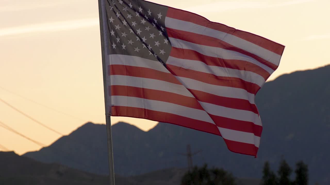 bandera americana ondeando en el viento