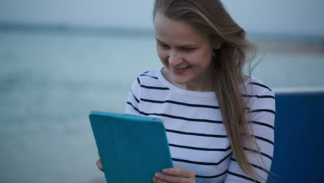 Junge-Frau-Benutzt-Tablet-PC-Am-Meer