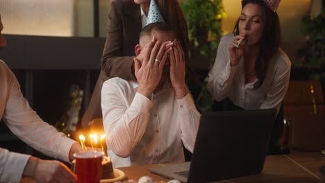 sorpresa de cumpleaños en la oficina