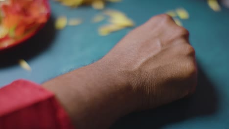 Hermana-Ata-Rakhi-A-Hermano-Para-Raksha-Bandhan,-Cámara-Lenta-2