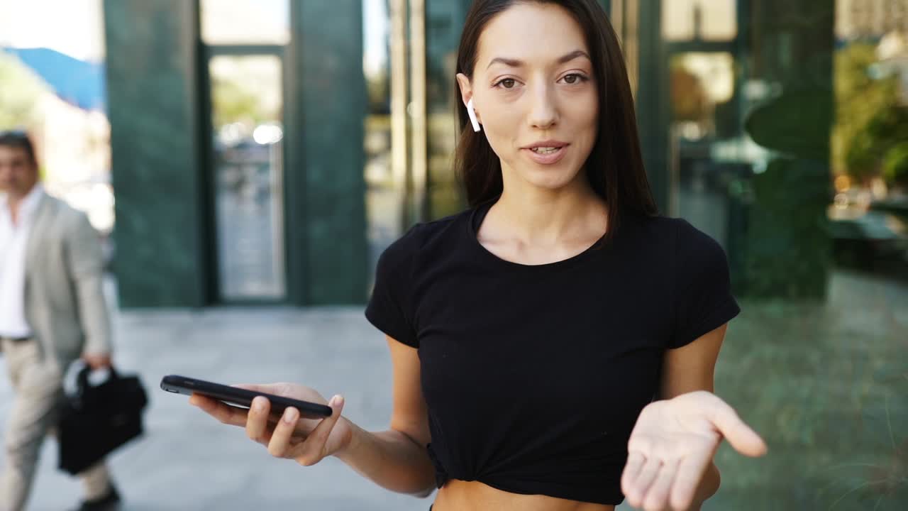 joven al aire libre en una calle de la ciudad usando un teléfono inteligente