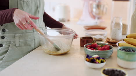 cocinar, hornear o las manos en la cocina para la receta de pastel