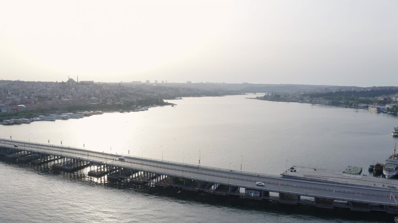 Pemandangan Udara Jembatan Unkapani dan Tanduk Emas. Rekaman 4K di Turki