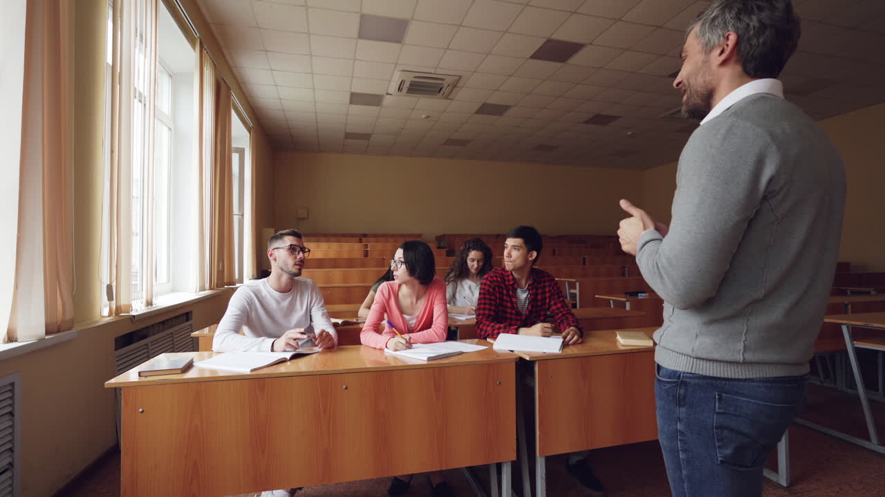 profesor dando una conferencia en un aula