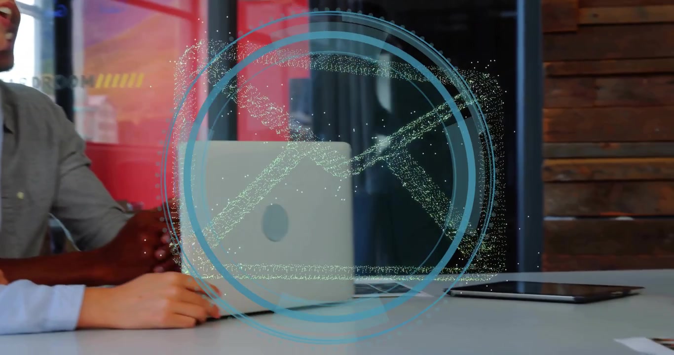 Donna che spiega la sicurezza e mostra una busta sopra i laptop mentre un adolescente esamina i layout su un tablet.