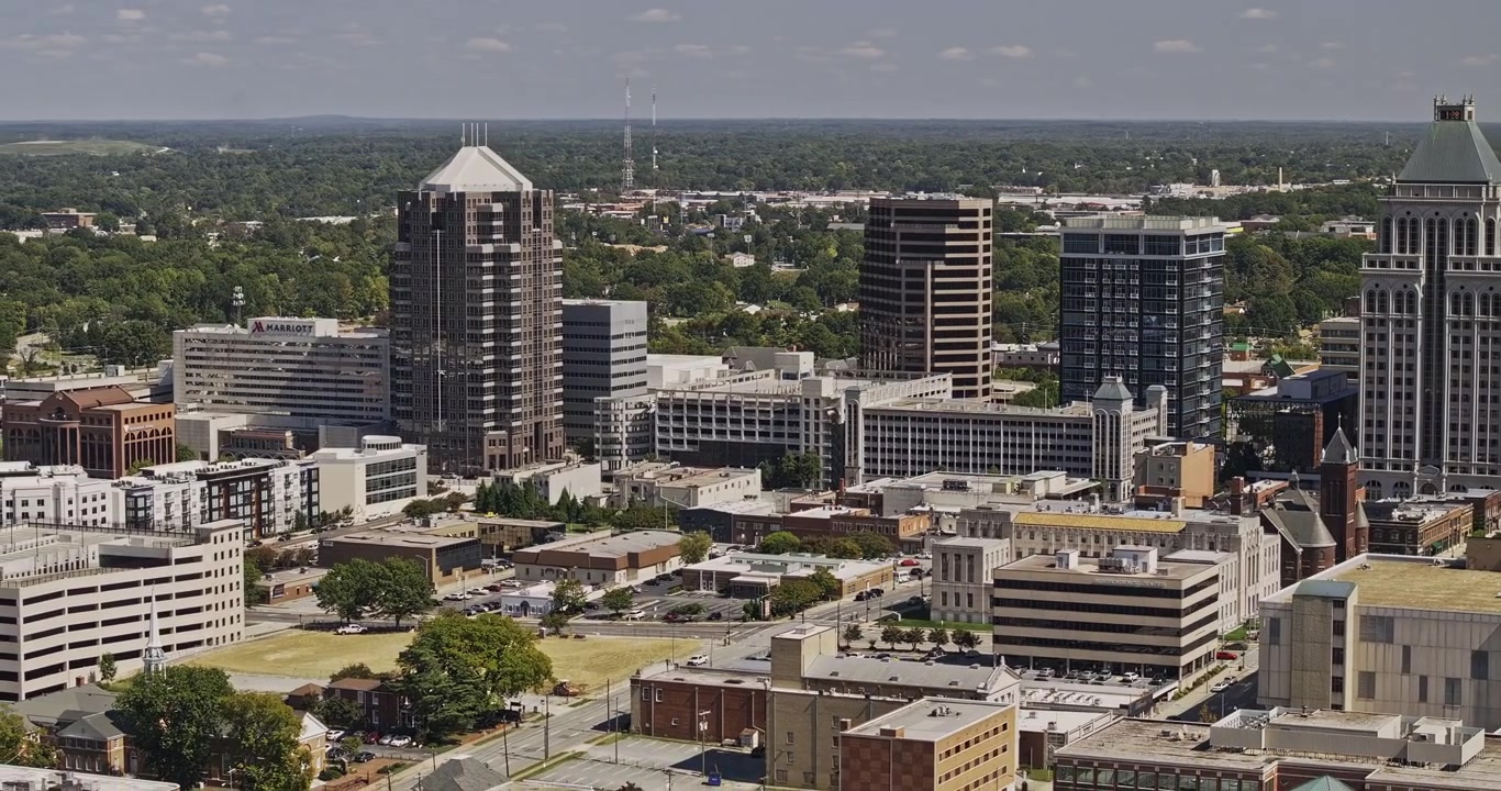 Greensboro Carolina del Nord Aerea v24, orbita teleobiettivo attorno a torri per uffici del centro, tetti e isolati urbani - Ripreso con Mavic 3 Pro Cine - 1 ottobre 2023