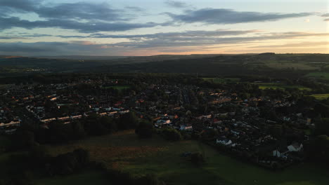 Estableciendo-Un-Disparo-Con-Drones-Sobre-La-Aldea-De-Calverley-Al-Amanecer-En-La-Hora-Dorada